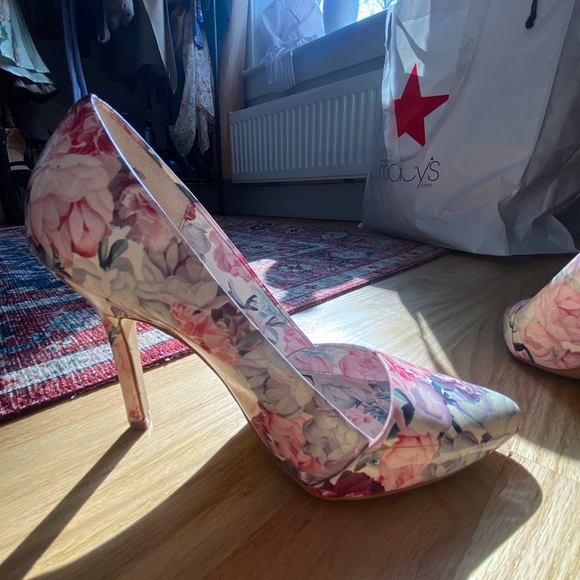 Floral pointed toe pumps - Picture 2 of 5